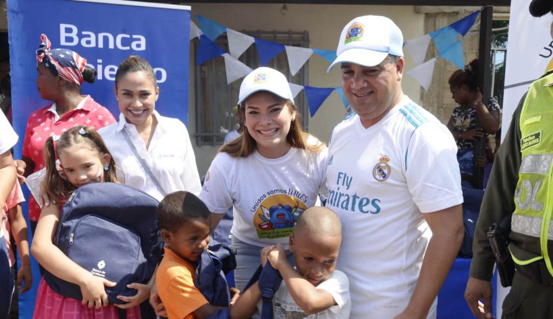 Distrito entrega útiles escolares en el barrio Nelson Mandela en Cartagena: Distrito entrega útiles escolares en el barrio Nelson Mandela en Cartagena