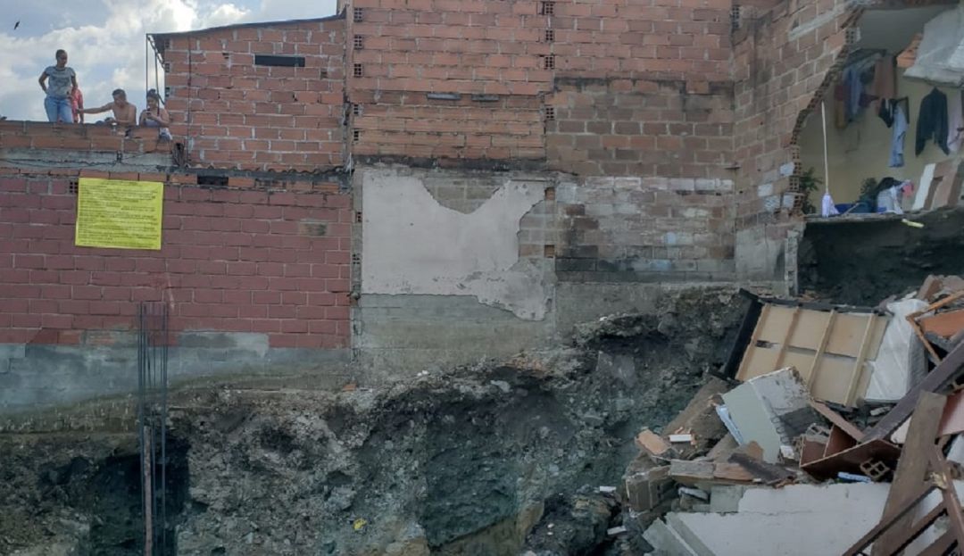 VIVIENDAS, COCE OCTUBRE, MEDELLIN EMERGENCIA: Dos viviendas colapsadas y 10 más evacuadas en el Doce de Octubre