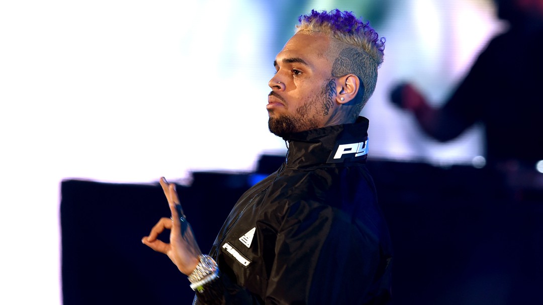 Rapero Chris Brown detenido en París por denuncia de violación