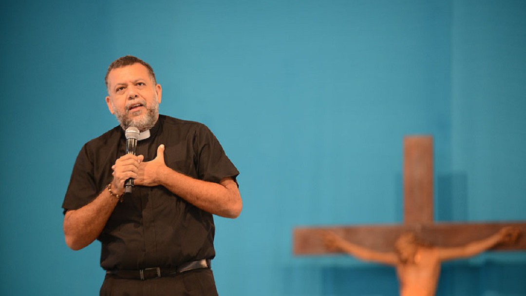 Padre Linero por fin se confiesa en las mujeres y el matrimonio