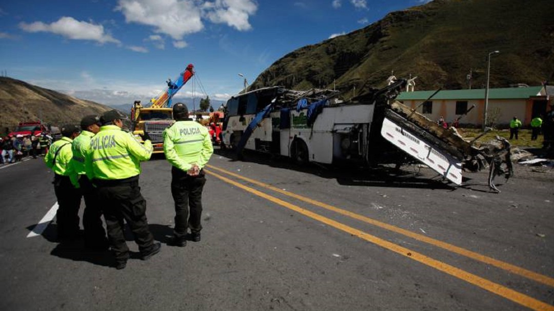 Formulan 15 pliegos de cargos a bus accidentado en Ecuador