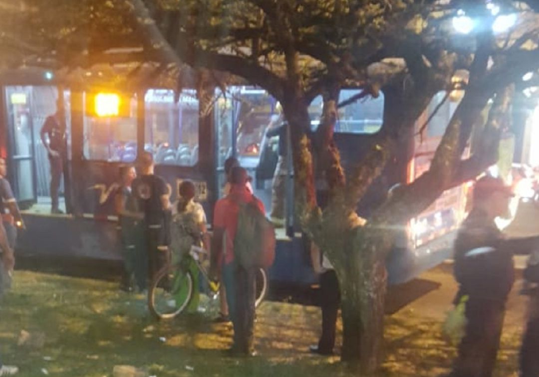 Pasajero de bus del Mío, muere, al parecer por una bala perdida