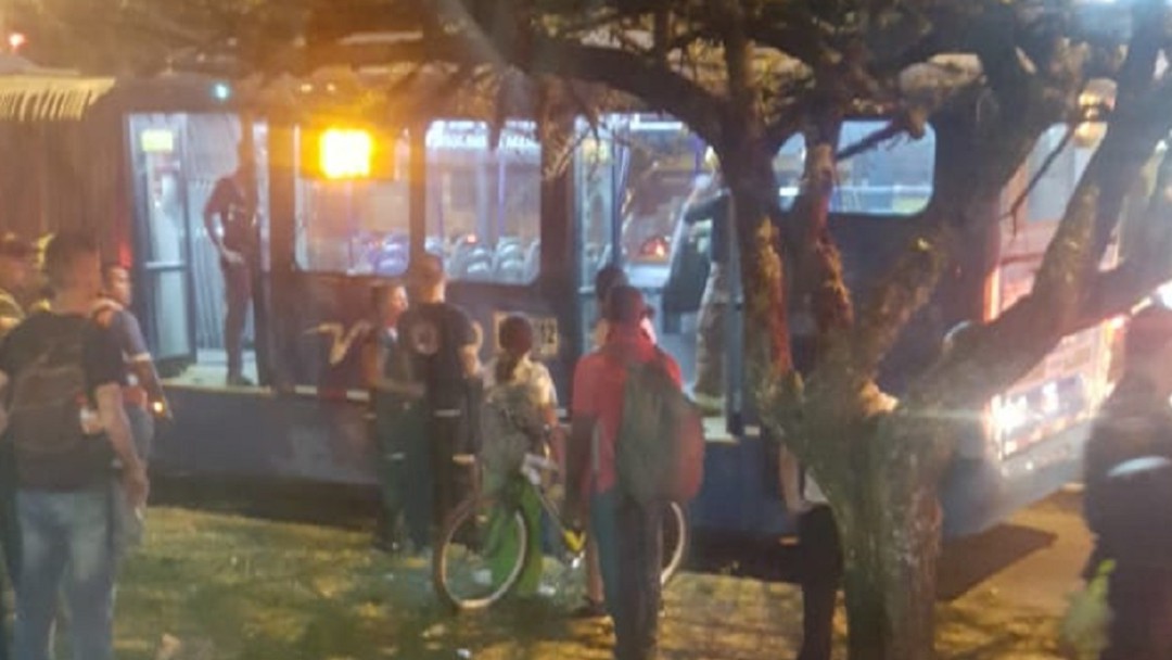 Pasajero de bus del Mío, muere, al parecer por una bala perdida