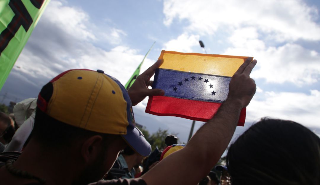Varios ciudadanos venezolanos rechazando la entrada del nuevo gobierno del régimen de Nicolás Maduro