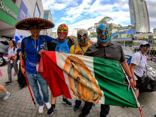El papa Francisco ya está en Panamá para la Jornada Mundial de la Juventud: Miles de peregrinos cubiertos de banderas reciben al papa en Panamá El papa Francisco ya está en Panamá para la Jornada Mundial de la Juventud: Miles de peregrinos cubiertos de banderas reciben al papa en Panamá
