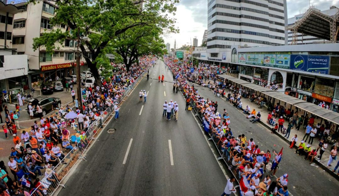 El papa Francisco ya está en Panamá para la Jornada Mundial de la Juventud: Miles de peregrinos cubiertos de banderas reciben al papa en Panamá