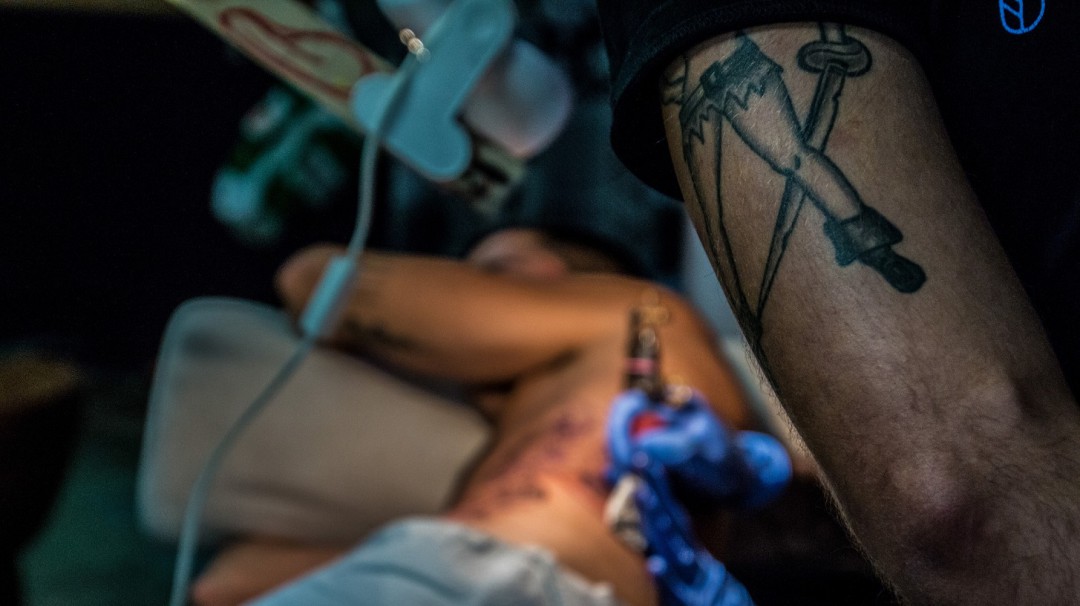Se realizó un tatuaje donde un vecino y termino en silla de ruedas
