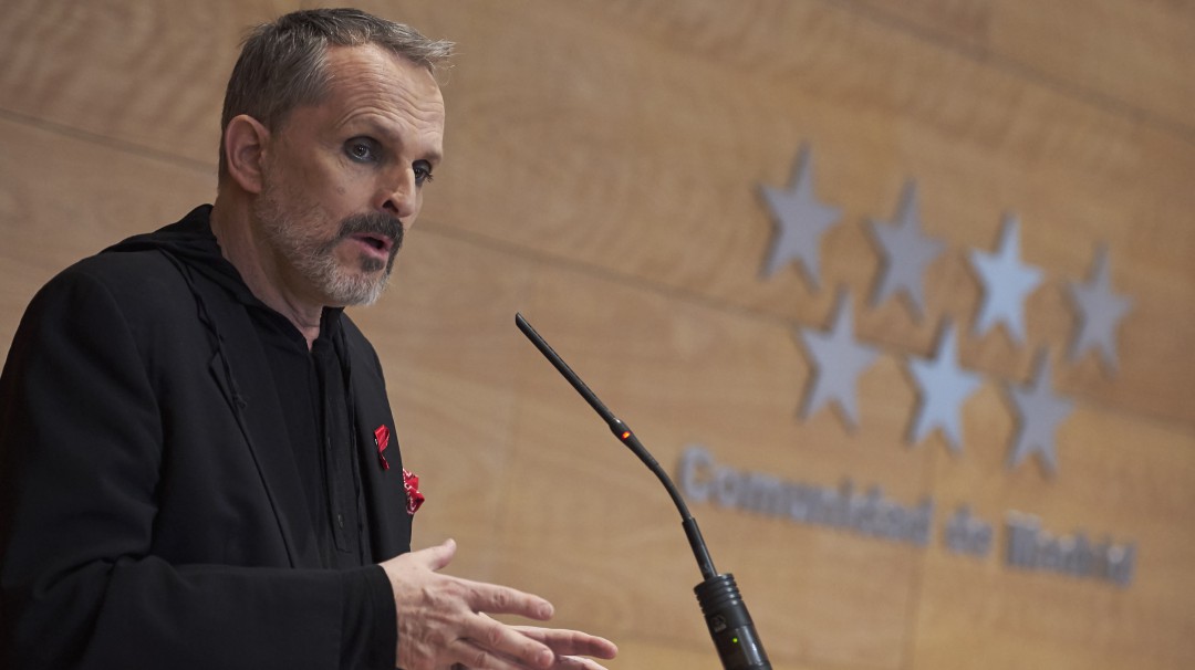 ¡Reapareció! Miguel Bosé dice estar feliz con sus hijos