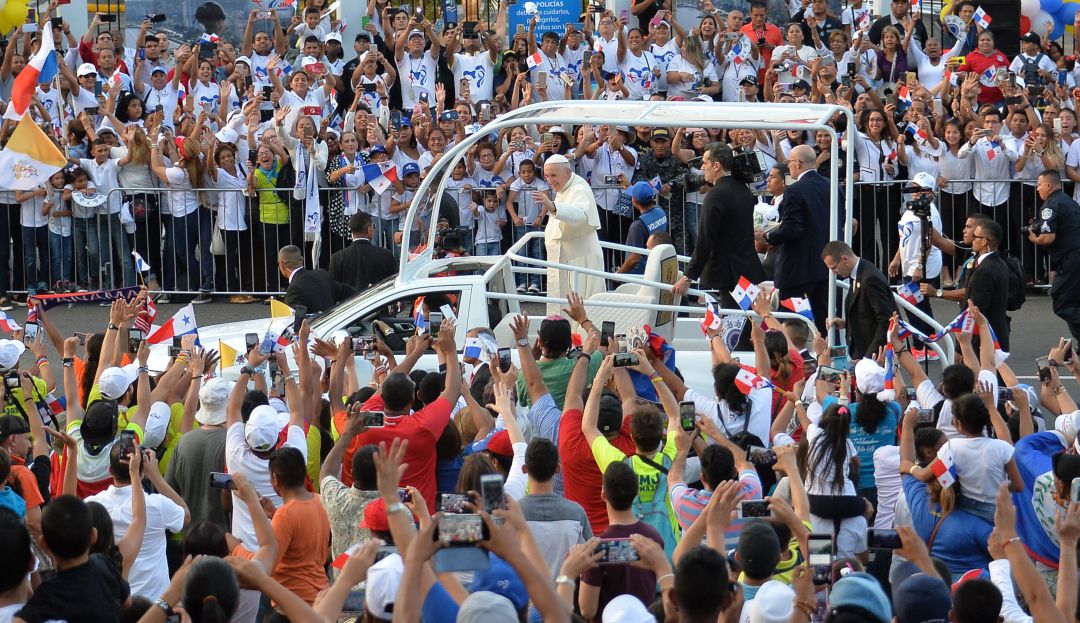 Jornada Mundial de la Juventud: Venezolano salta a caravana vehicular del papa en Panamá