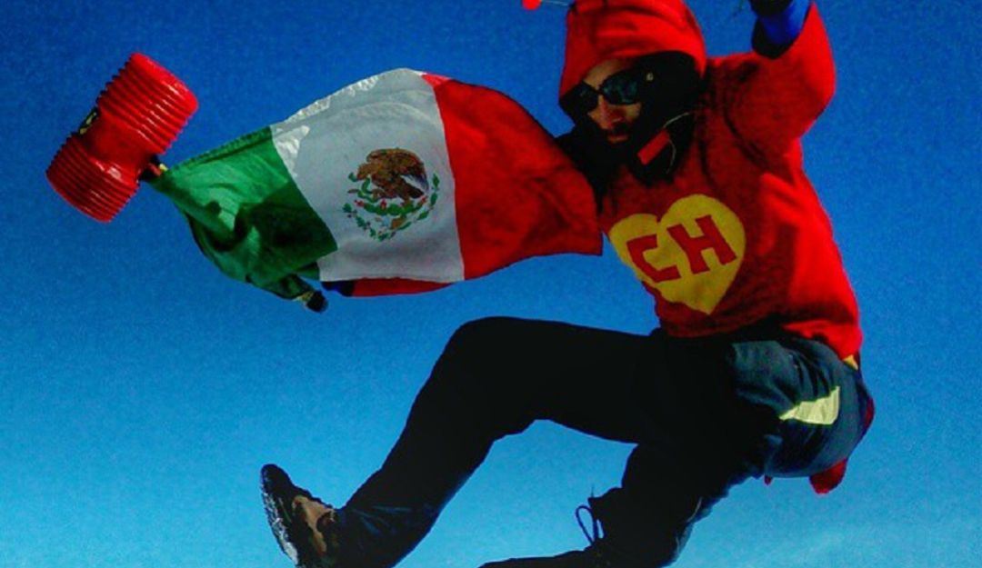 Recorre el mundo vestido del Chapulín Colorado: El mochilero que recorre el mundo vestido del Chapulin colorado