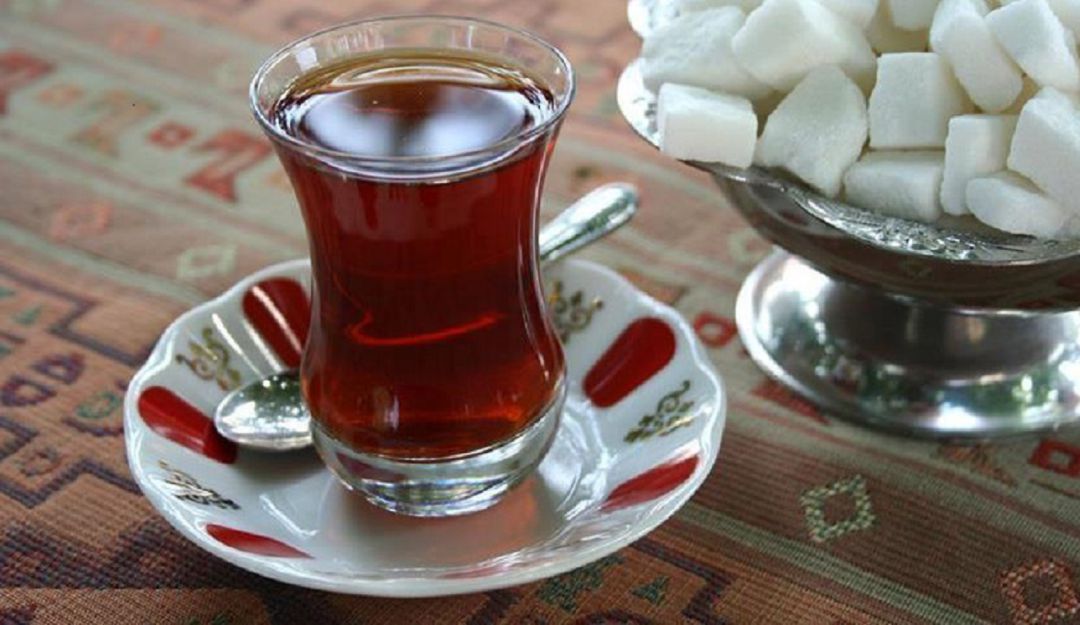 La cultura de beber té es indispensable para los turcos, pues es una ocasión para sentarse y hablar.