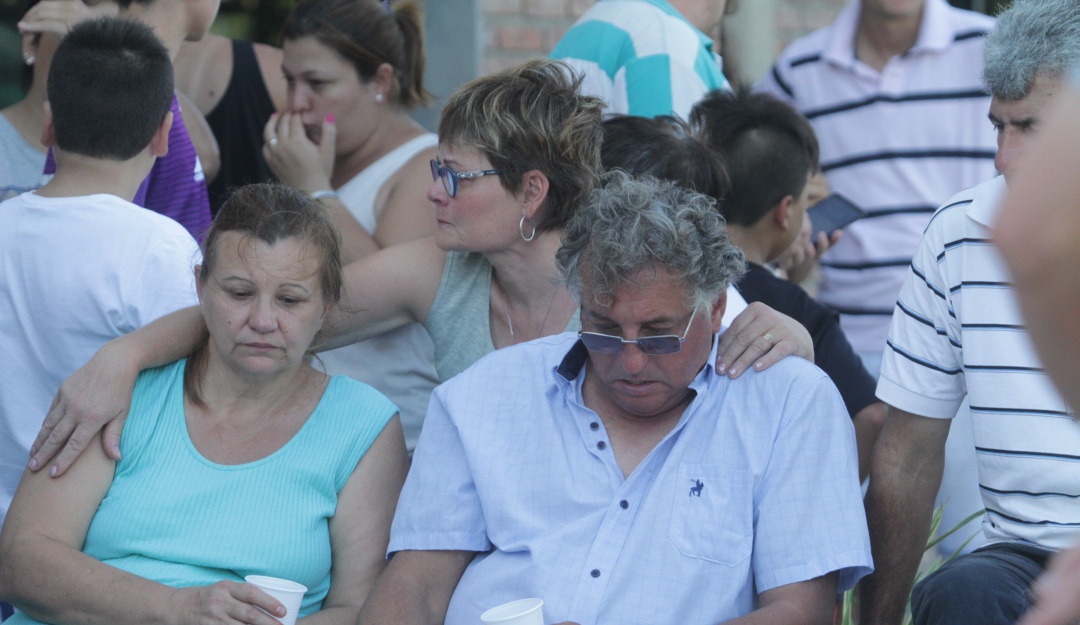Horacio Sala (d), padre de Emiliano Sala, y Liliana Ponce, su actual mujer.