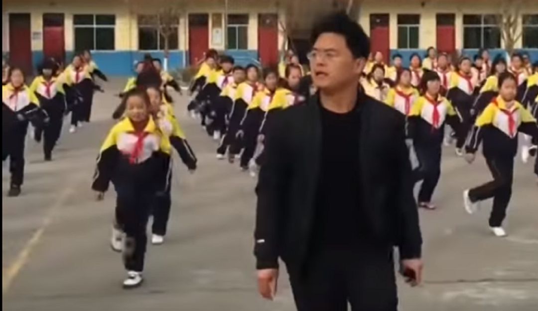 Profesor en China causa furor: Al ritmo de shuffle profesor en China motiva al ejercicio