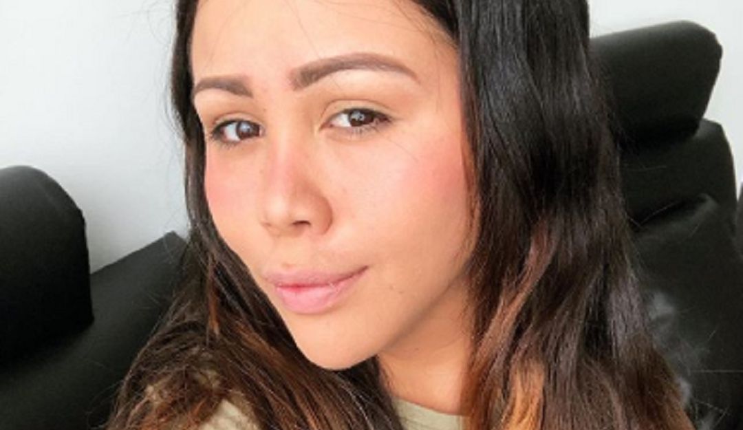Así luce Yina Calderón en sensual camiseta mojada