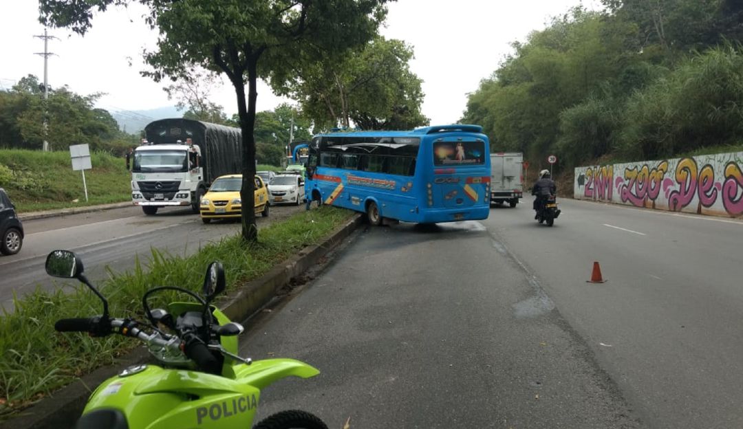 ACCIDENTES BUCARAMANGA: Bus chocó contra un árbol en la autopista y dejó varios heridos