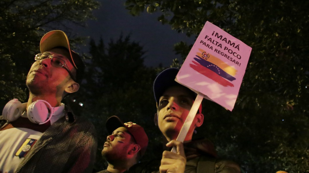 Oposición en Bogotá entrega Ley de Amnistía en embajada de Venezuela