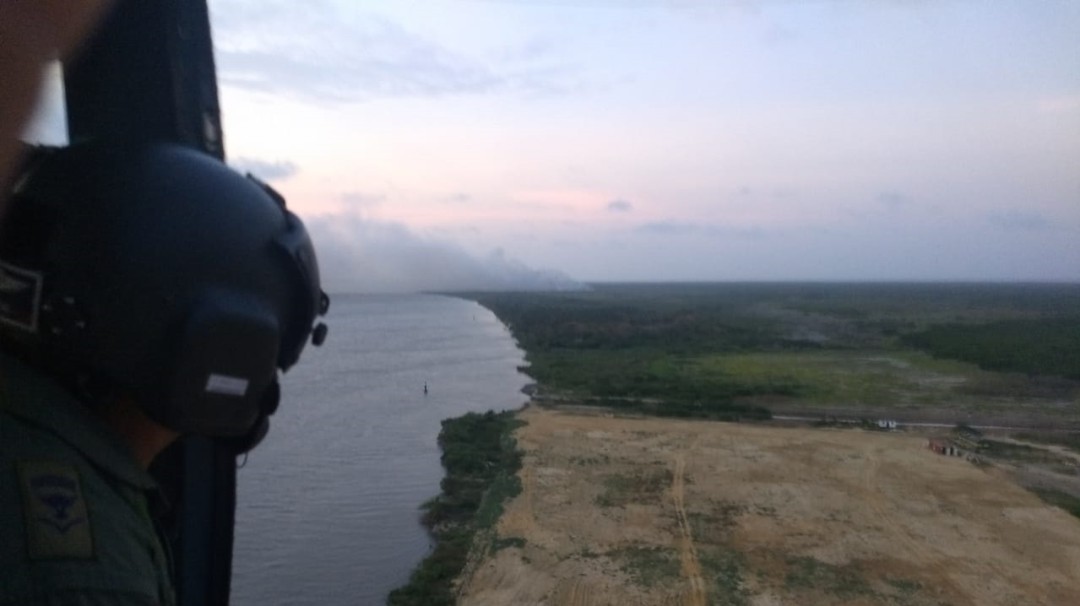 Helicóptero de la Fuerza Aérea atiende incendio en la Isla Salamanca