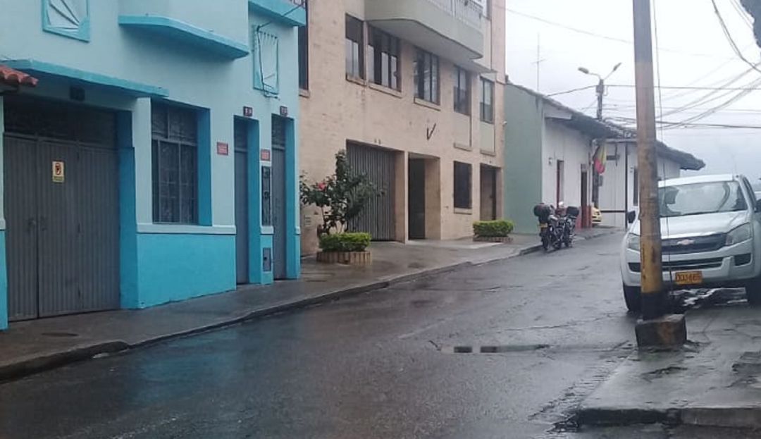 Los sujetos llegaron al conjunto residencial ubicado en el barrio La Pola.
