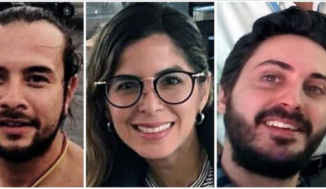Los periodistas colombianos Leonardo Muñoz (izquierda), Maurén Barriga (centro) y el español Gonzalo Domínguez (derecha) fueron detenidos durante varias horas por las autoridades venezolanas, y posteriormente liberados.