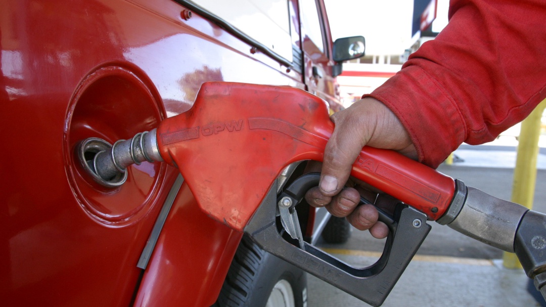 Vuelve y sube la gasolina