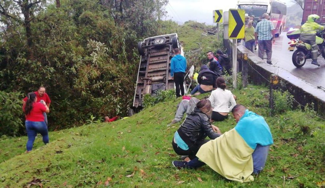 Así quedó el bus que se accidentó en la vía La Línea entre Quindío y Tolima