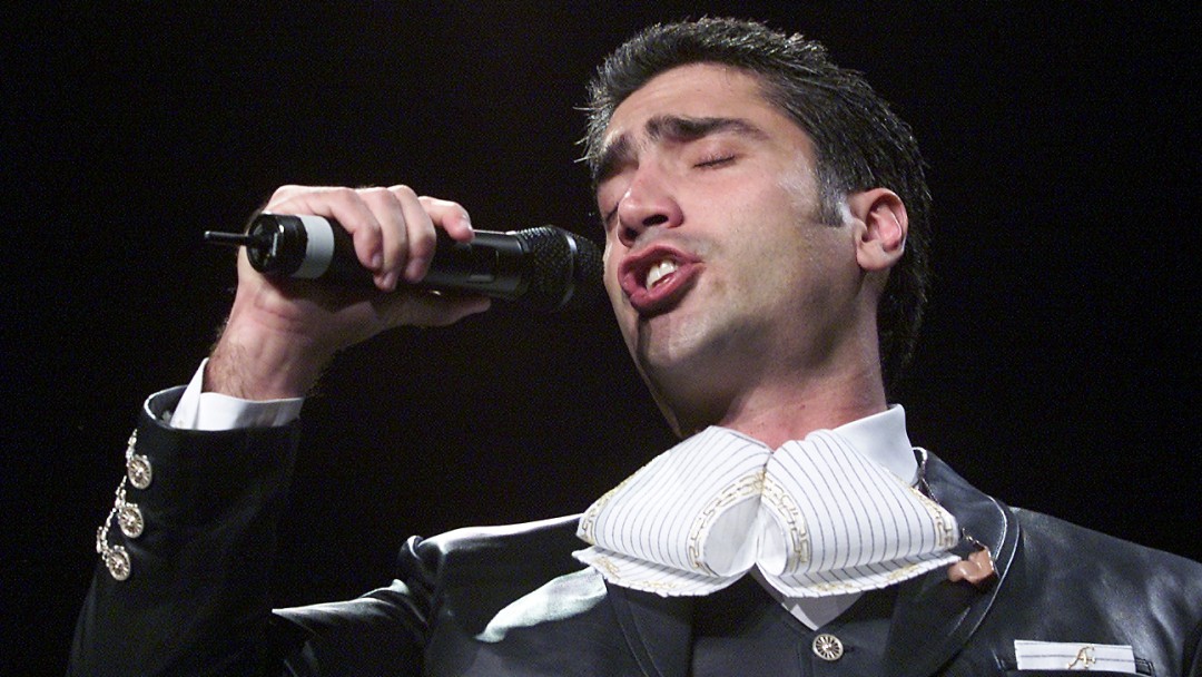 Alejandro Fernández prepará concierto virtual para el día de las madres