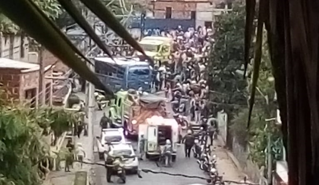 Bus volcado en Medellín: Bus con 40 personas choca contra un poste en Medellín