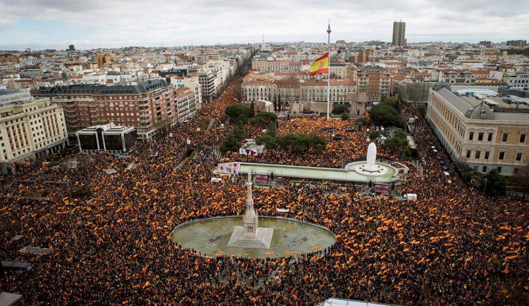 Vista general de la concentración convocada por PP, Ciudadanos y VOX este domingo en la plaza de Colón de Madrid, en protesta por el diálogo de Pedro Sánchez con los independentistas catalanes y en demanda de elecciones generales.