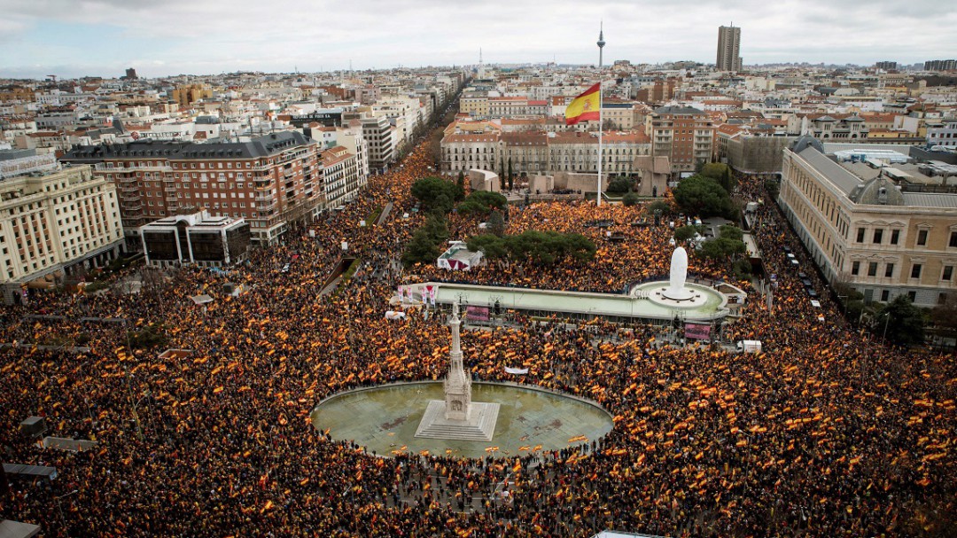 Enorme protesta en Madrid contra gestión del Gobierno español en Cataluña