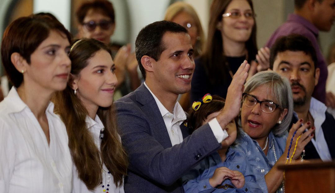 Juan Guaidó acompañado de su esposa, Fabiana Rosales, y de su madre, Norka Márquez, asiste a una misa este domingo, en Caracas (Venezuela).