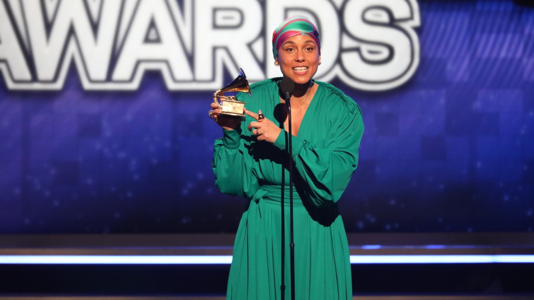 Sin maquillaje y con turbante Alicia Keys se presentó los Grammy ¿Por qué?