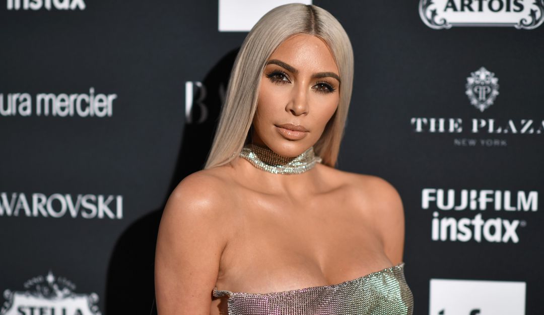 ¡Impactante! Kim Kardashian mostró la psoriasis en sus piernas