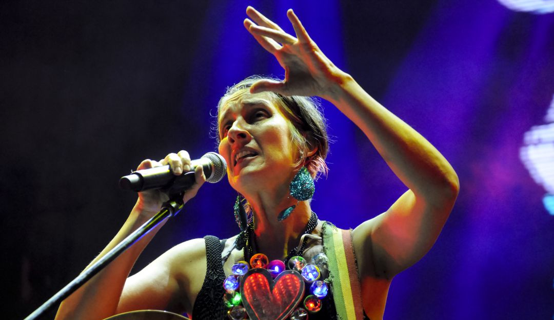 La nueva propuesta de Aterciopelados es tendencia en el día de los enamorados.