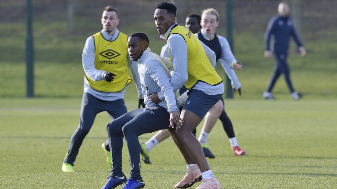 Yerry Mina regresó a las prácticas del Everton