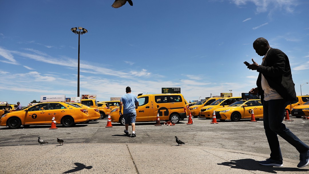 ¡Increíble! Taxista se grabó conduciendo mientras fumaba marihuana