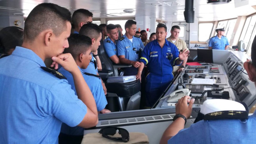 Pilotines realizan visita profesional a buque mercante en Cartagena