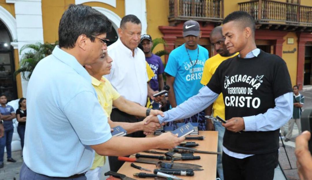pandillas Cartagena: “Águilas” de Cartagena se desarman y cambian armas por biblias