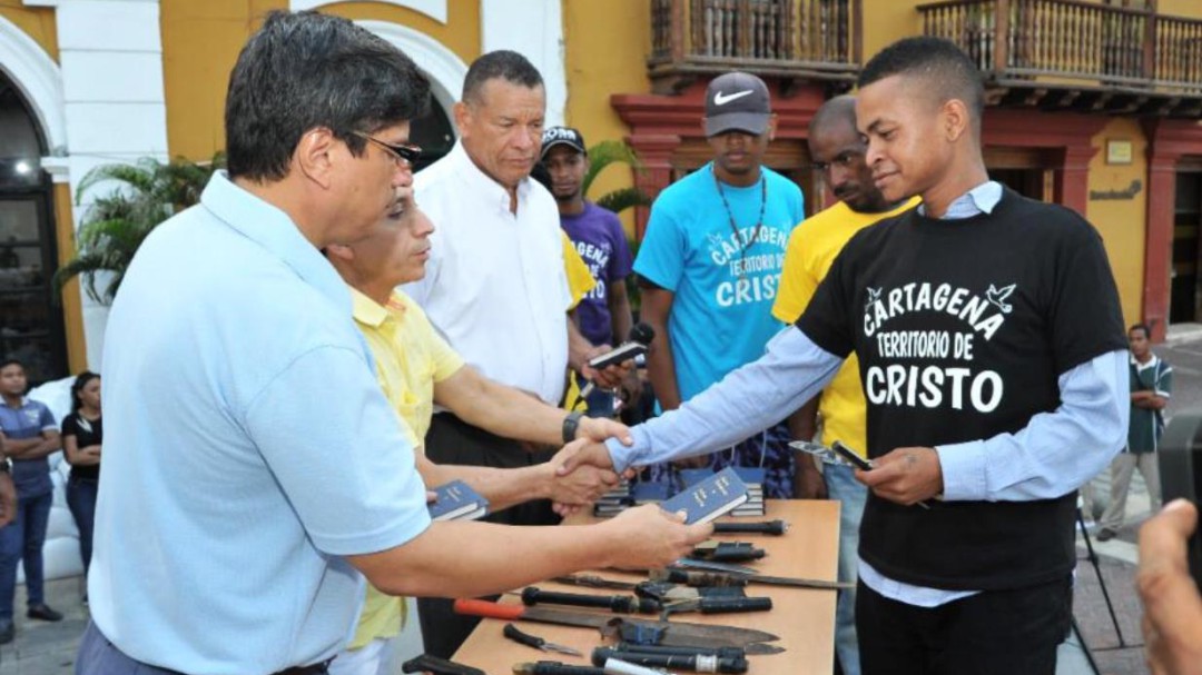 Águilas de Cartagena se desarman y cambian armas por biblias