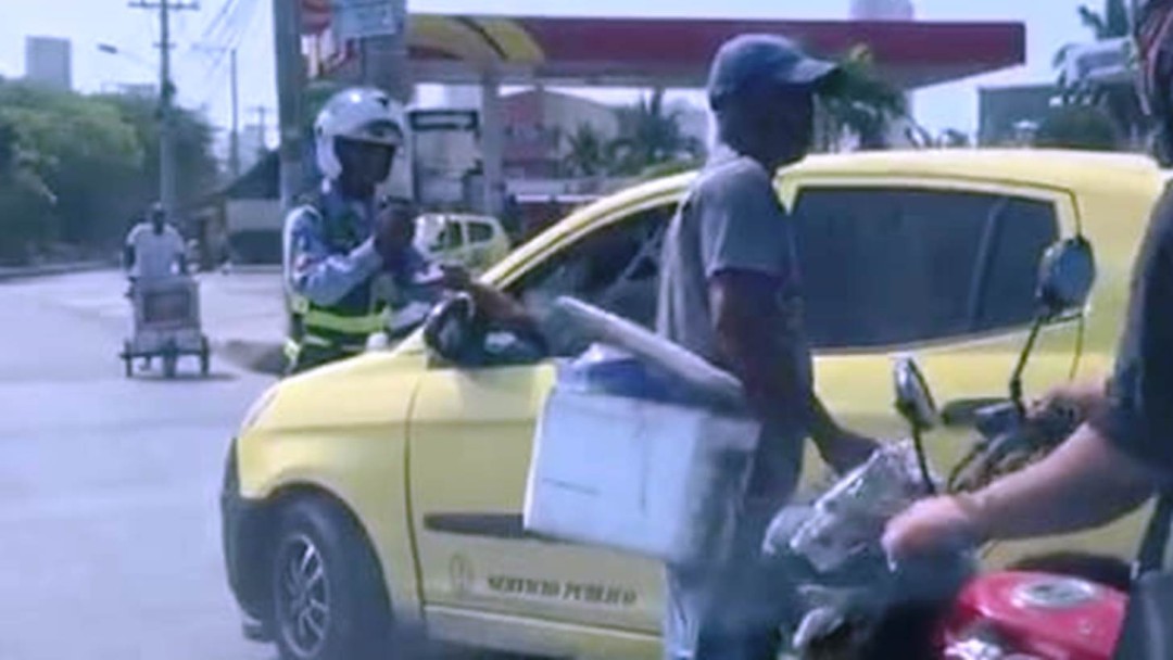 Taxista de Cartagena arrastró 50 metros a agente por negarse a comparendo
