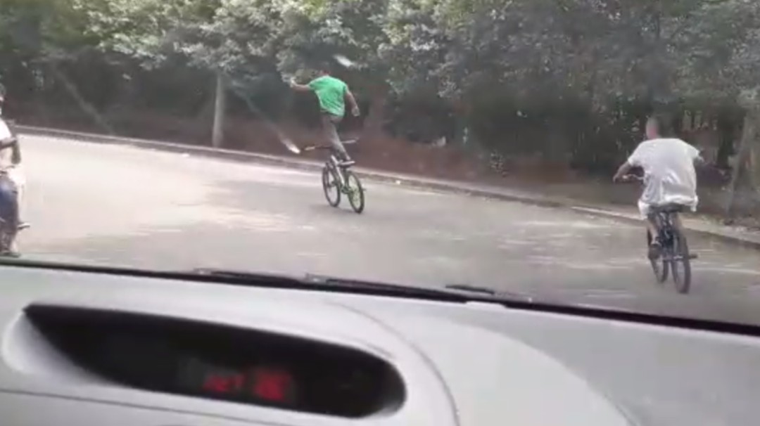 VIDEO: Las piruetas de ciclistas en la carretera antigua