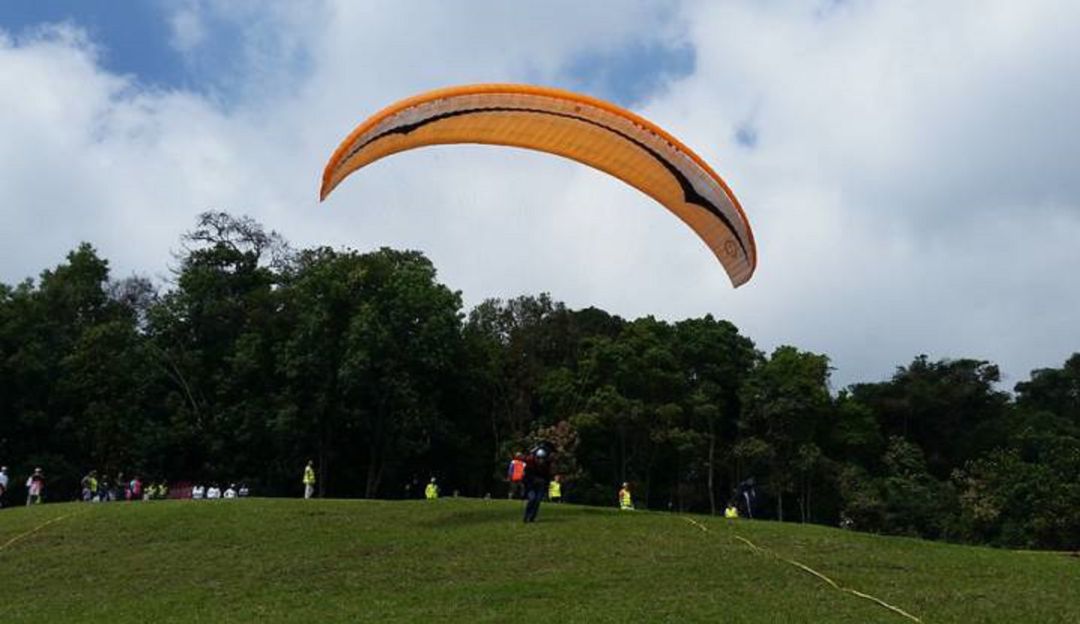 Coldeportes suspende práctica de parapente por tres meses