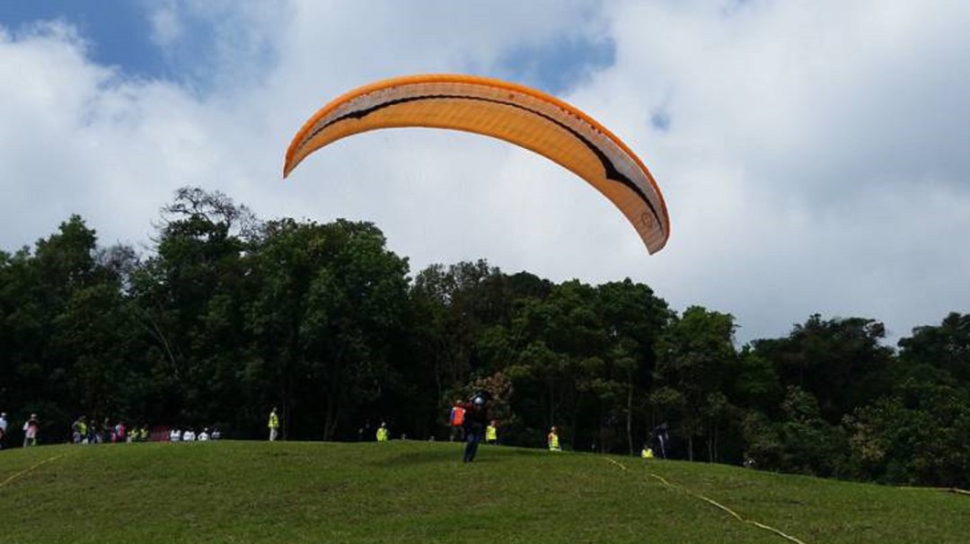 Coldeportes suspende práctica de parapente por tres meses