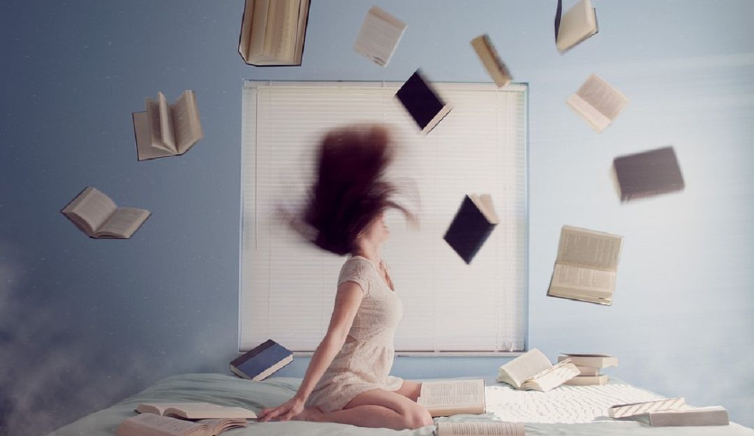 Imagen ilustrativa de una mujer amante de los libros.