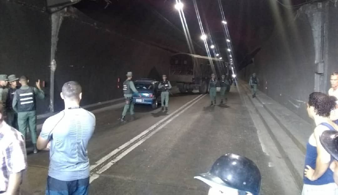 Crisis en Venezuela: Guardia Nacional bloquea caravana de diputados que van a frontera