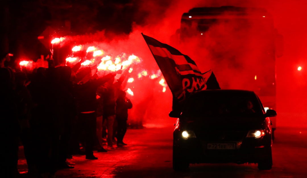 zenit: El recibimiento de los hinchas del Zenit previo al duelo por Europa League