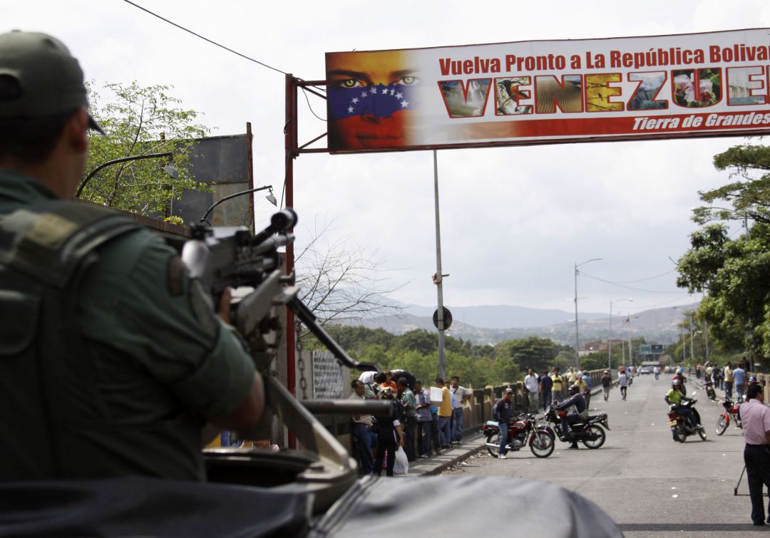 Venezuela anuncia "cierre total" de puentes fronterizos con Colombia