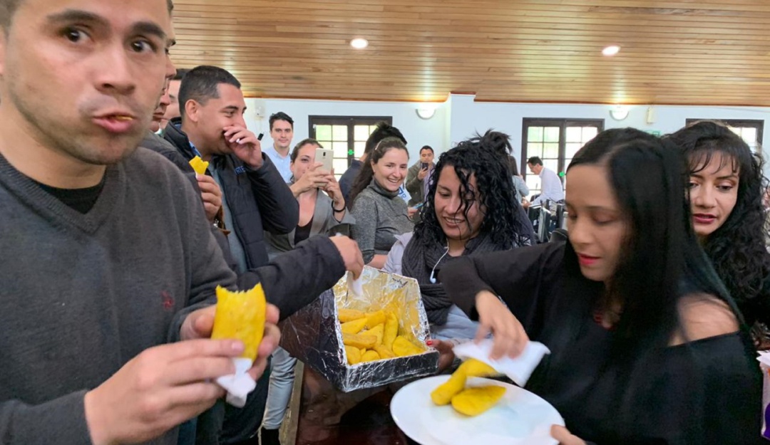 Día Distrital de la economía informal: Reparten empanadas en el Concejo en defensa del trabajo informal