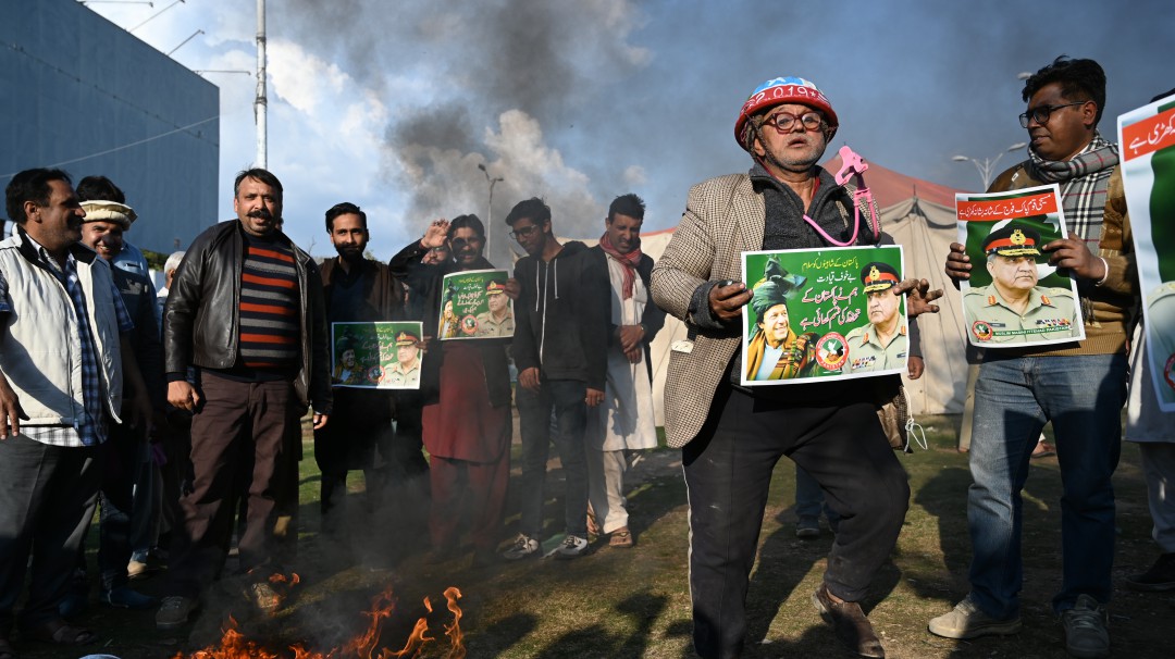 Tensión en Cachemira, India y Pakistán, aseguran haber derribado aviones
