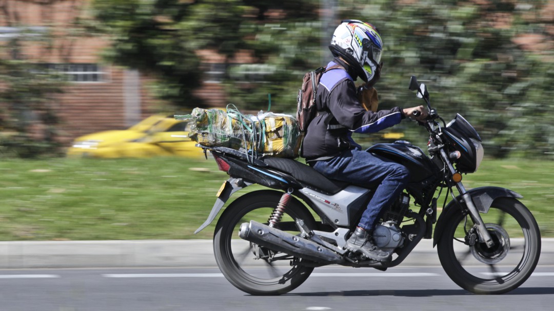 Motociclistas a cambiar de casco