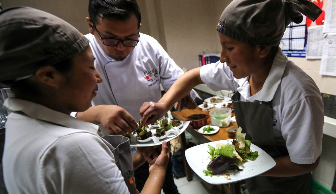 Estudiantes de una escuela de chefs bolivianos participan en la primera versión del concurso "cocina en llamas" en La Paz (Bolivia).